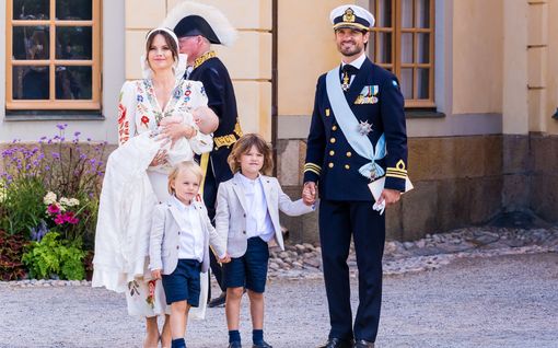 Ruotsin prinssi Julian kastettiin: näin kuninkaalliset edustivat – tuuli teki Silvialle tepposet