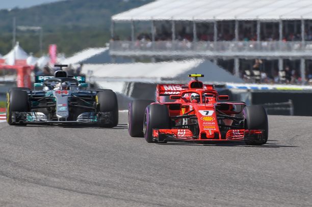 Kimi Räikkönen onnistui pitämään Lewis Hamiltonin takanaan. 