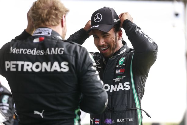 Lewis Hamiltonin kelpasi hymyillä jälleen yhden helpon voiton jälkeen.