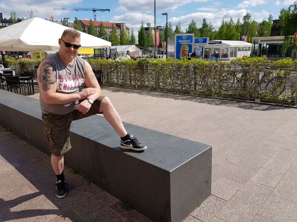 Iltalehti haastatteli ”Late” Johanssonia Mikkelissä, kun hän oli saanut luvan liikkua ilman jalkapantaa.