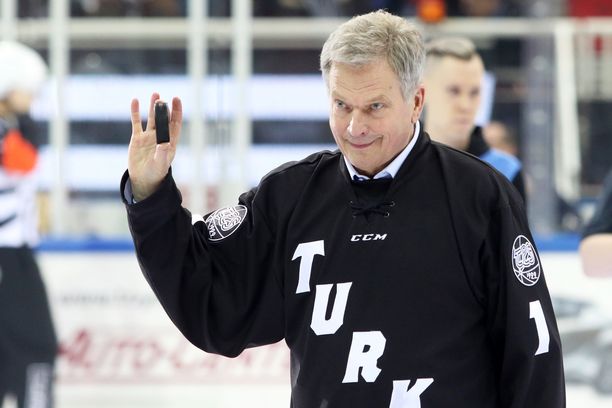 Tasavallan presidentti Sauli Niinistö on tuttu näky jääkiekkokentillä ja -katsomossa.