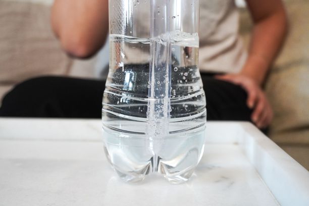 Puhallettaessa letkun pää laitetaan veden pinnan alle, pullon pohjalle.
