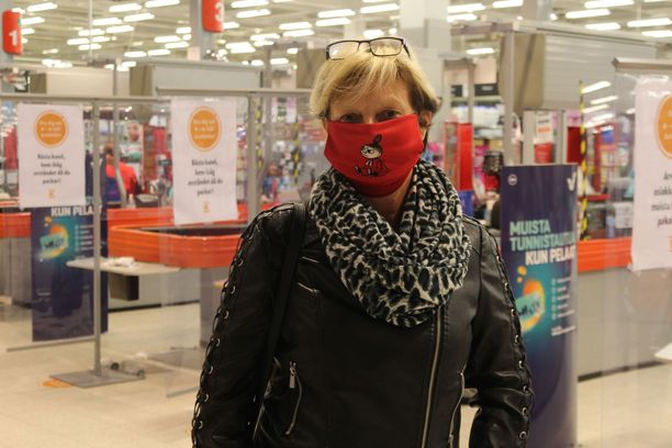 Iltalehti vieraili Vaasassa, jossa kaikilla oli jo kaupassa maski, kuten Maarit Rantalalla kuvassa.