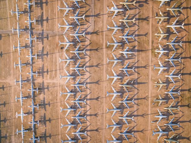 Yhdysvalloissa maahan kahlittuja lentokoneita on siirretty ”lentokoneiden hautausmaille”, joilla säilytetään käytöstä poistuneita koneita ennen niiden purkua. Kuva Arizonan Tucsonista vuodelta 2018.