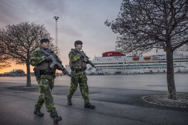 Sotilaat partioivat torstaina Visbyn satamassa Gotlannissa.