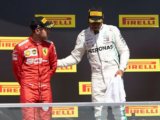 Lewis Hamilton pyysi Sebastian Vettelin korkeimmalle korokkeelle.