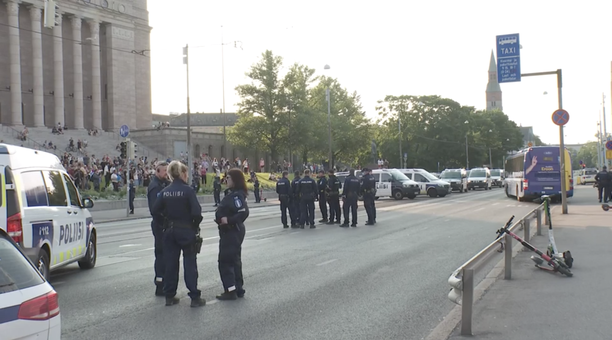 Poliisi purki sunnuntaina Elokapinan mielenosoituksen Mannerheimintiellä. Liikenne kulkee jälleen normaalisti.
