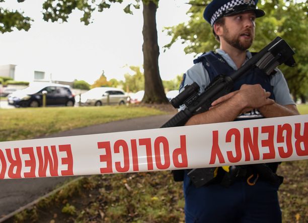 Poliisi vartioi eristettyä rikospaikkaa Christchurchin rasistisen terrori-iskun jälkeen.