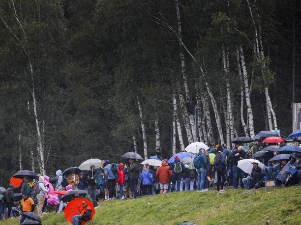 Span radalle oli saapunut tuhansia faneja vesisateesta huolimatta.