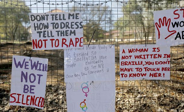 Johannesburgissa aitaan kiinnitettyjä protestikylttejä, jotka käsittelevät naisten seksuaalista itsemääräämisoikeutta.