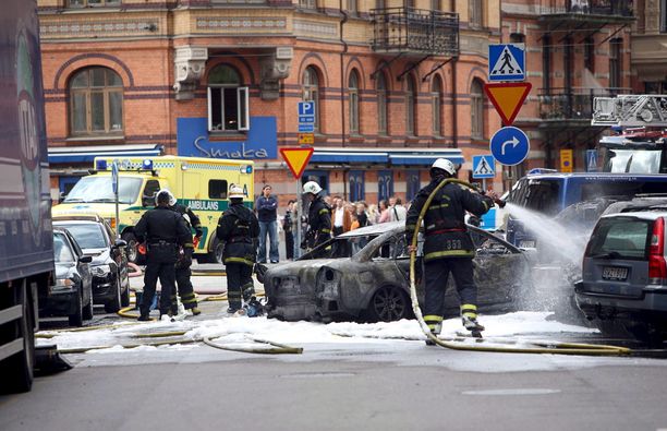 Palomiehet sammuttivat autoa, joka oli syttynyt palamaan Göteborgissa 2006. Kuvituskuva. 