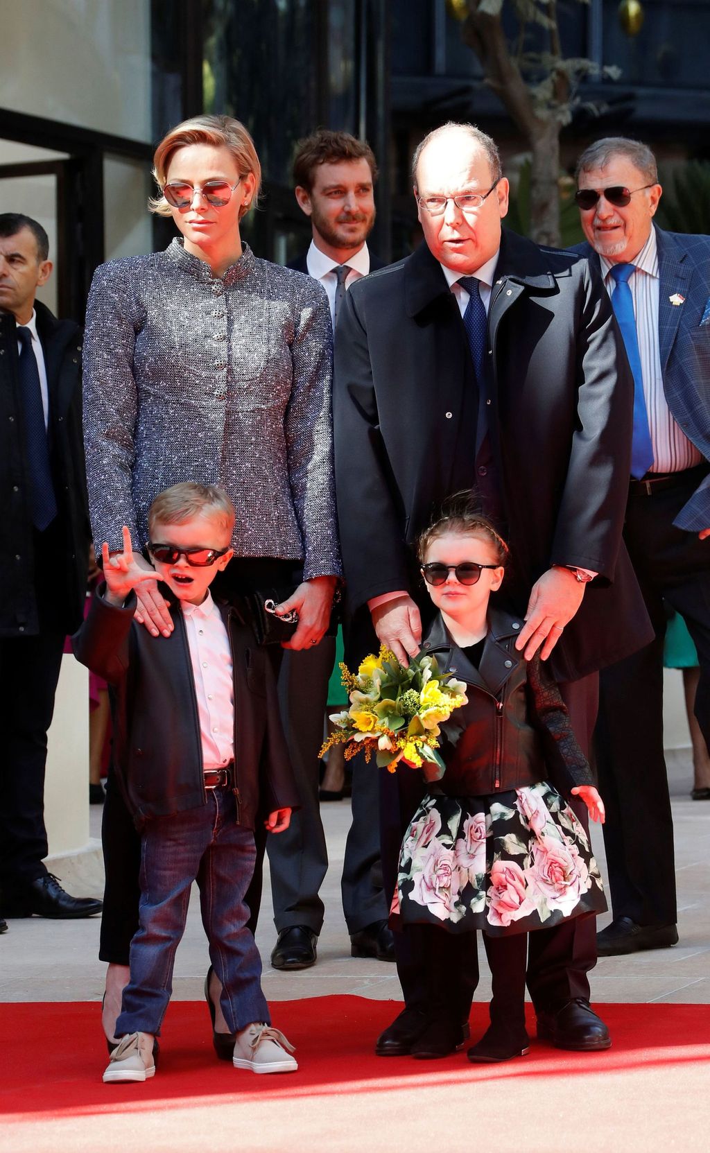 Monacon ruhtinatar julkaisi kaksostensa koulukuvat – prinssi Jacques kuin ilmetty äitinsä, prinsessa Gabriellaa verrataan Grace Kellyyn