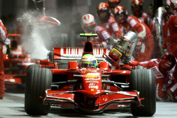 Ferrari-mekaanikot unohtivat bensaletkun Felipe Massan autoon. Virhe maksoi brassille vuoden 2008 maailmanmestaruuden. 
