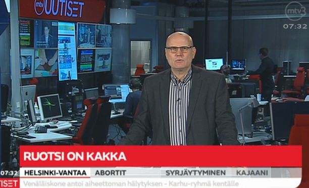 Ruotsi on kakka -tekstinpätkä ilmestyi ruutuun, kun MTV:n uutisankkuri Jouni Sipilä oli kertomassa Japanin itärannikolla tapahtuneesta maanjäristyksestä.