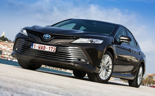 Koeajossa kaikkien aikojen ylellisin Toyota – sopisiko Camry Hybrid kukkarollesi?