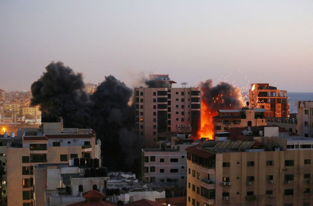 Hamas ampui raketteja Tel Aviviin, Israel moukaroi Gazaa – kymmeniä ihmisiä kuollut iskuissa
