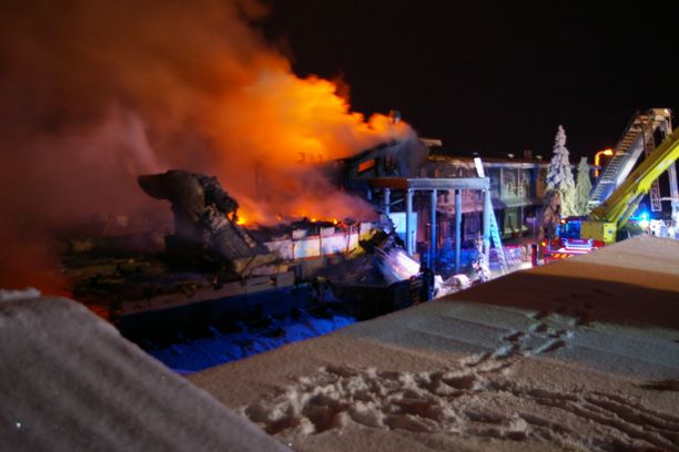 Puolet hotellista tuhoutui palossa.