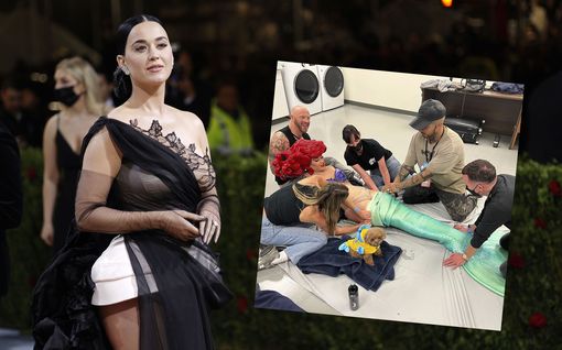 Katy Perry naurattaa somessa: tarvitsi viisi ihmistä avuksi pukeakseen itselleen pyrstön 