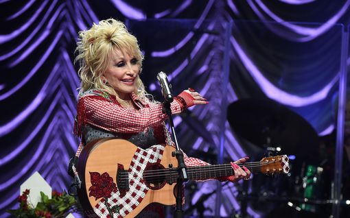 Dolly Parton, 76, on herännyt aina samalla kellonlyömällä – sisäinen kello herättää ani varhain