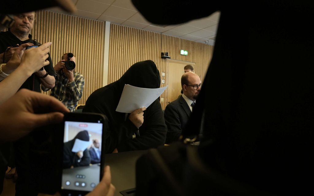 Isää, 23, syytetään Saran, 20, ja kolmen lapsen mu