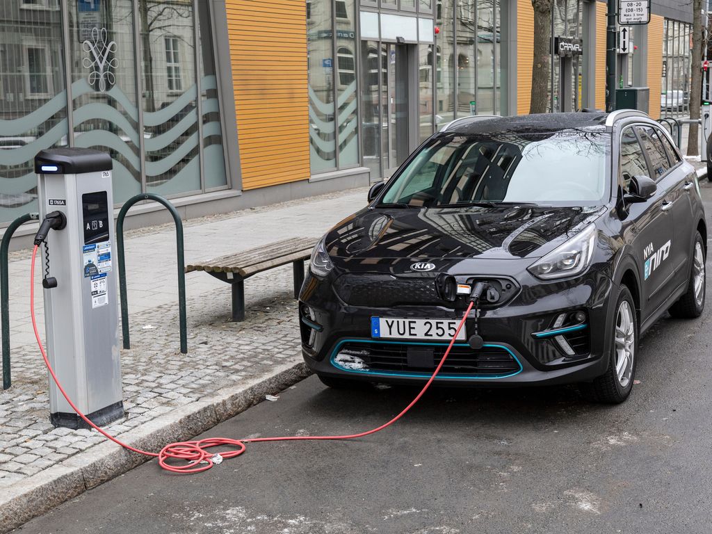 Sähköautot halpenevat lähivuosina roimasti — Norjassa jo yli puolet uusista autoista kulkee sähköllä