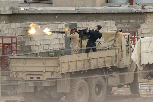 Irakin armeija ampui Isisin joukkoja kohti lähellä Al Tarabia Irakissa maaliskuussa.