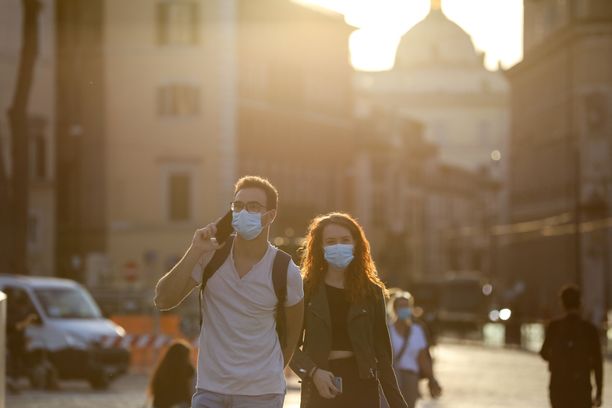Maskin käyttäminen on nyt pakollista Italiassa kaikkialla muualla paitsi kotona.