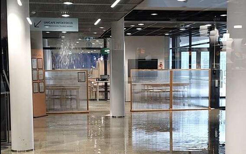 Karsea vesivahinko kirjastossa Helsingissä 