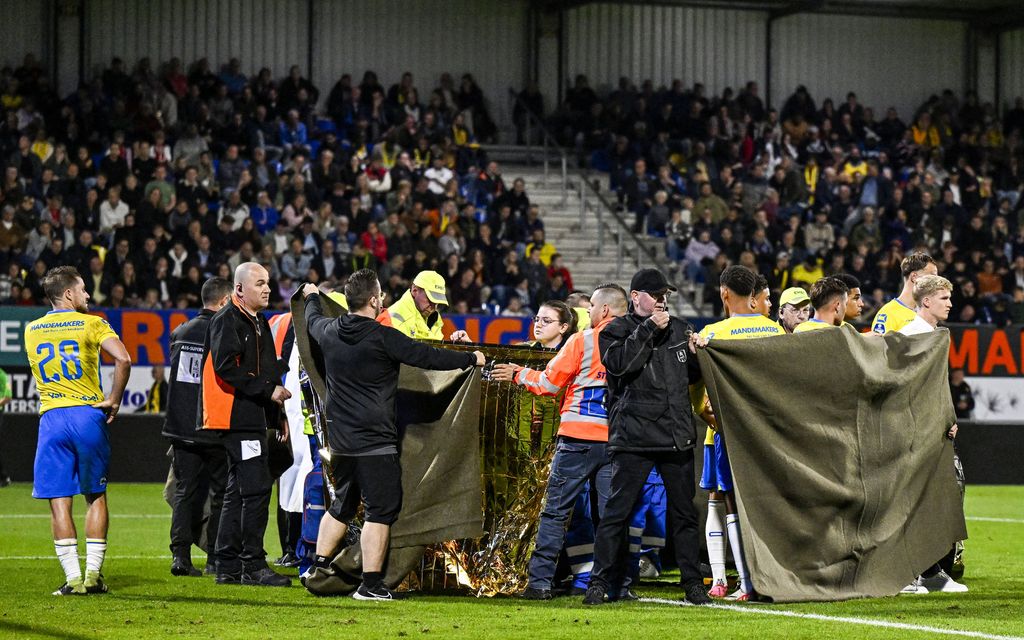 Ajaxin ottelu keskeytettiin vakavan yhteen­törmäyksen jälkeen: Maalivahtia elvytettiin kentällä