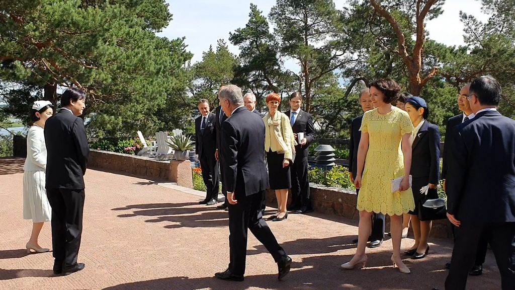 Presidenttipari otti vastaan Japanin kruununprinssiparin Kultarannassa – Jenni Haukio hehkui keltaisessa mekossa