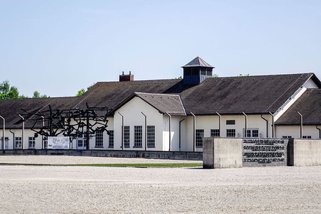 Saksalaismediat: Suomalaiset tekivät natsitervehdyksen Dachaun keskitysleirin muistomerkillä