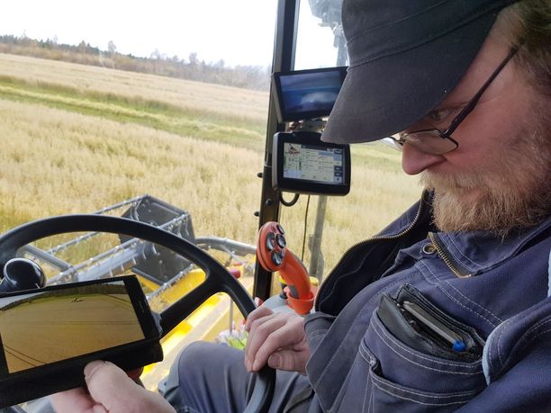 Viime vuonna tuttu maanviljelijä kuvasi dronella, kun Timo Hummastenniemi pui ohraa ja laittoi videon YouTubeen.