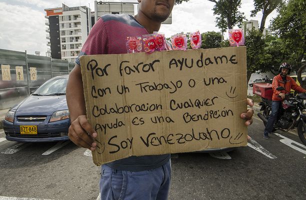Venezuelalaismies kerjäsi rahaa tai töitä Kolumbiassa kaksi viikkoa sitten. Maahan on jo paennut reilut puoli miljoonaa venezuelalaista. 