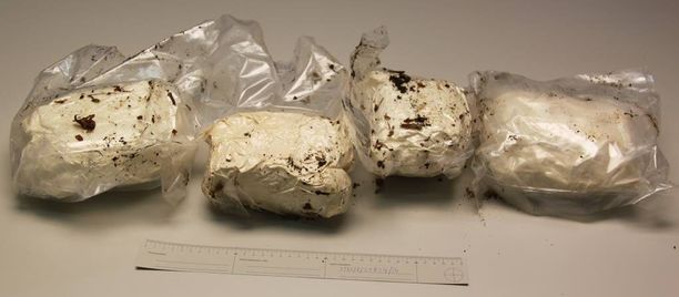 Poliisi takavarikoi maastokätköstä 4,5 kiloa metamfetamiinia.