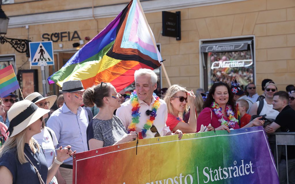 Pride-jättikulkue Helsingin keskustassa sai osallistujilta ylistystä 