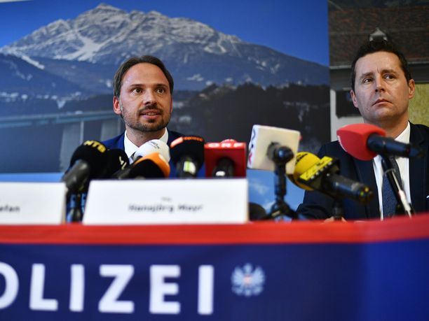 Tutkintaa johtava Dieter Csefan (vasemmalla) ja Innsbruckin syyttäjänviraston edustaja Hansjörg Mayr kertoivat keskiviikon tiedotustilaisuudessa Seefeldissä ja Erfurtissa järjestetyistä dopingratsioista.