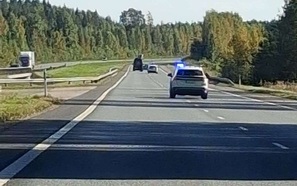 Poliisin saattue yllätti E12-tiellä – Eivät antaneet kenenkään ohittaa 