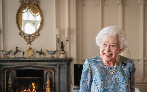 Kuningatar Elisabet palasi töihin synttäreidensä jälkeen – hymyilee pirteänä kuvissa 