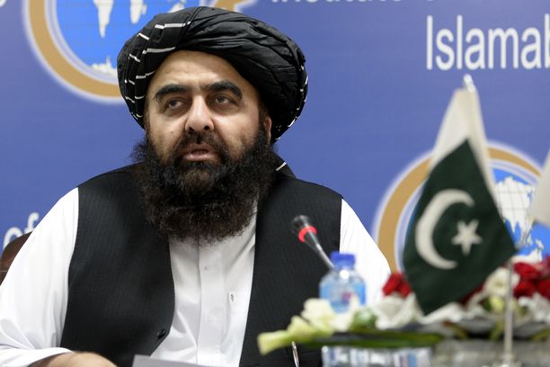 Talibanin ulkoministeri Amir Khan Muttaqi sanoo toivottavansa kansainväliset avustusjärjestöt tervetulleiksi Afganistaniin. Kuva hänestä otettu Pakistanissa 12. marraskuuta.