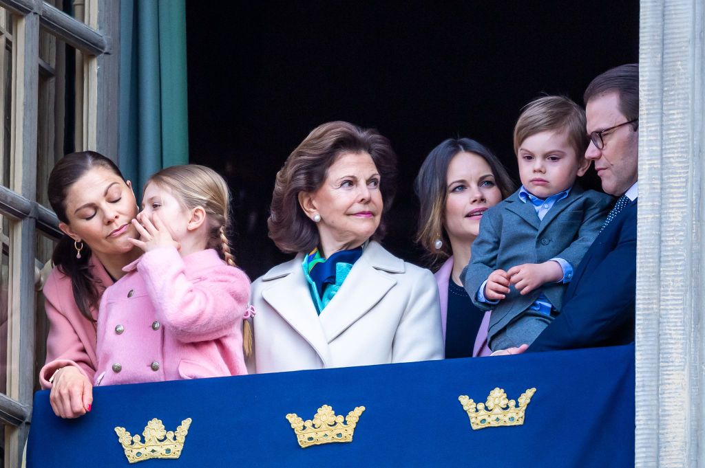 Sofialla ja Carl Philipillä korona - koko kuningasperhe joutui hautajaisten alla testeihin
