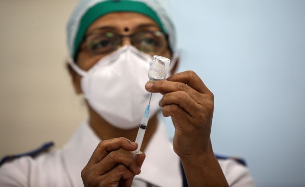 Intia on ottanut jos AstraZenecan rokotteen käyttöön poikkeusluvalla.