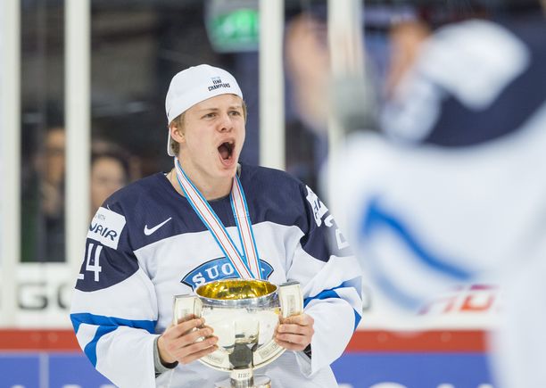 Kasperi Kapanen juhli Suomen maailmanmestaruutta alle 20-vuotiaiden MM-finaalissa vuonna 2016.