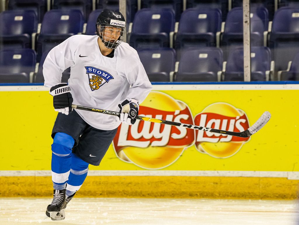 Nuoret Leijonat odottaa Pohjois-Amerikasta vahvistuksia vesi kielellä – Raimo Helminen vitsaili NHL-tähdestä: ”Kyllä minä Kotkaniemenkin ottaisin”