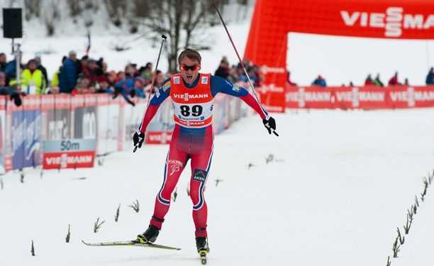 Petter Northug hiihti pää paljaana Oberstdorfissa. Lämpötila oli niukasti plussalla.