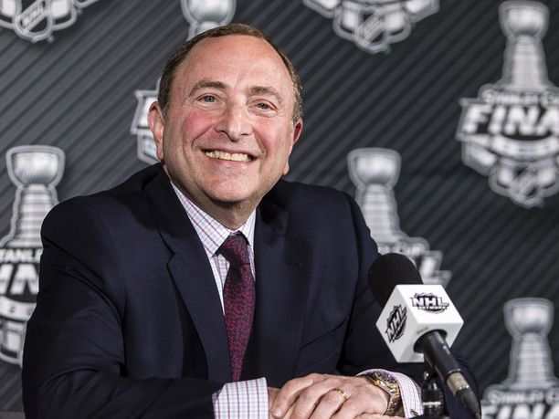 NHL:n komissaarilla Gary Bettmanilla on aihetta hymyyn.