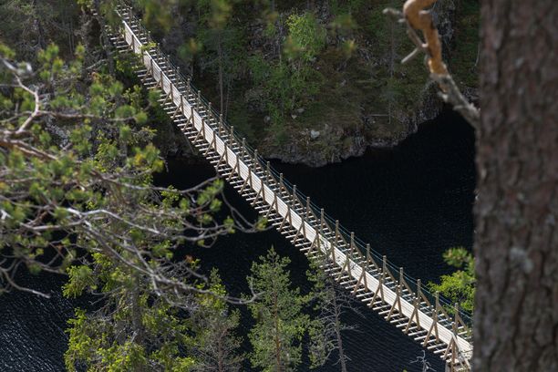 Julman-Ölkyn voi ylittää riippusiltaa pitkin.