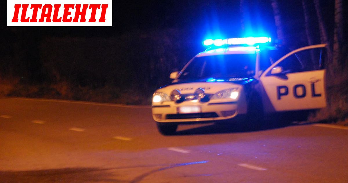 Takaa Ajo Raumalla Kolme Partioautoa Perassa Auto Pysahtyi Vasta Piikkimattoon