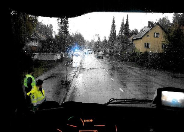 Poliisi kuvasi kuorma-auton hytin näkymää heti onnettomuuden jälkeen. Keli oli sateinen ja harmaa.