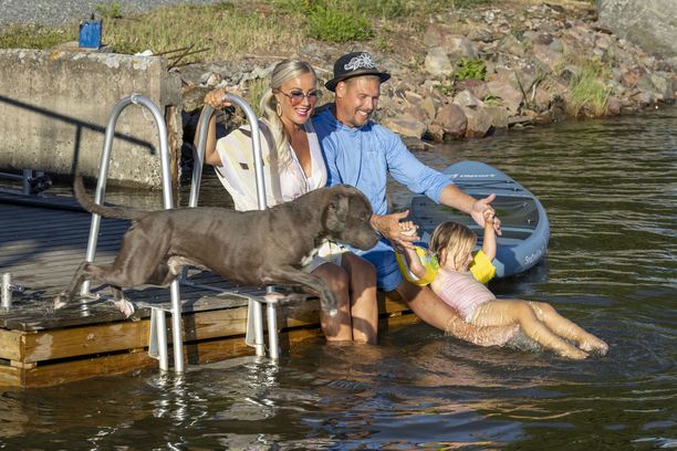 Rita Manninen paljastaa kuinka Donna-tytär ja Putin-koira tulevat toimeen