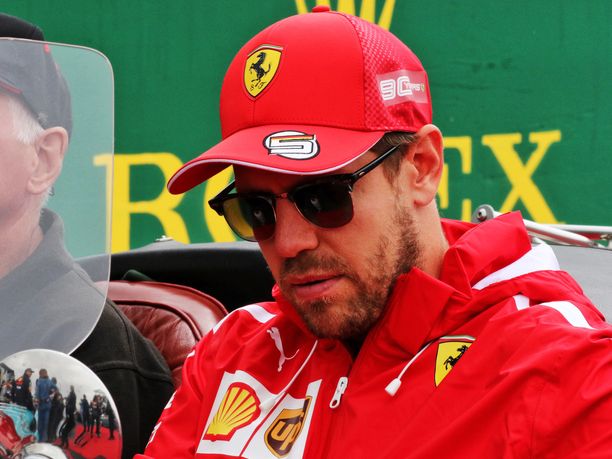 Sebastian Vettel pilasi jälleen oman kisansa toivottomalla ohitusyrityksellä.
